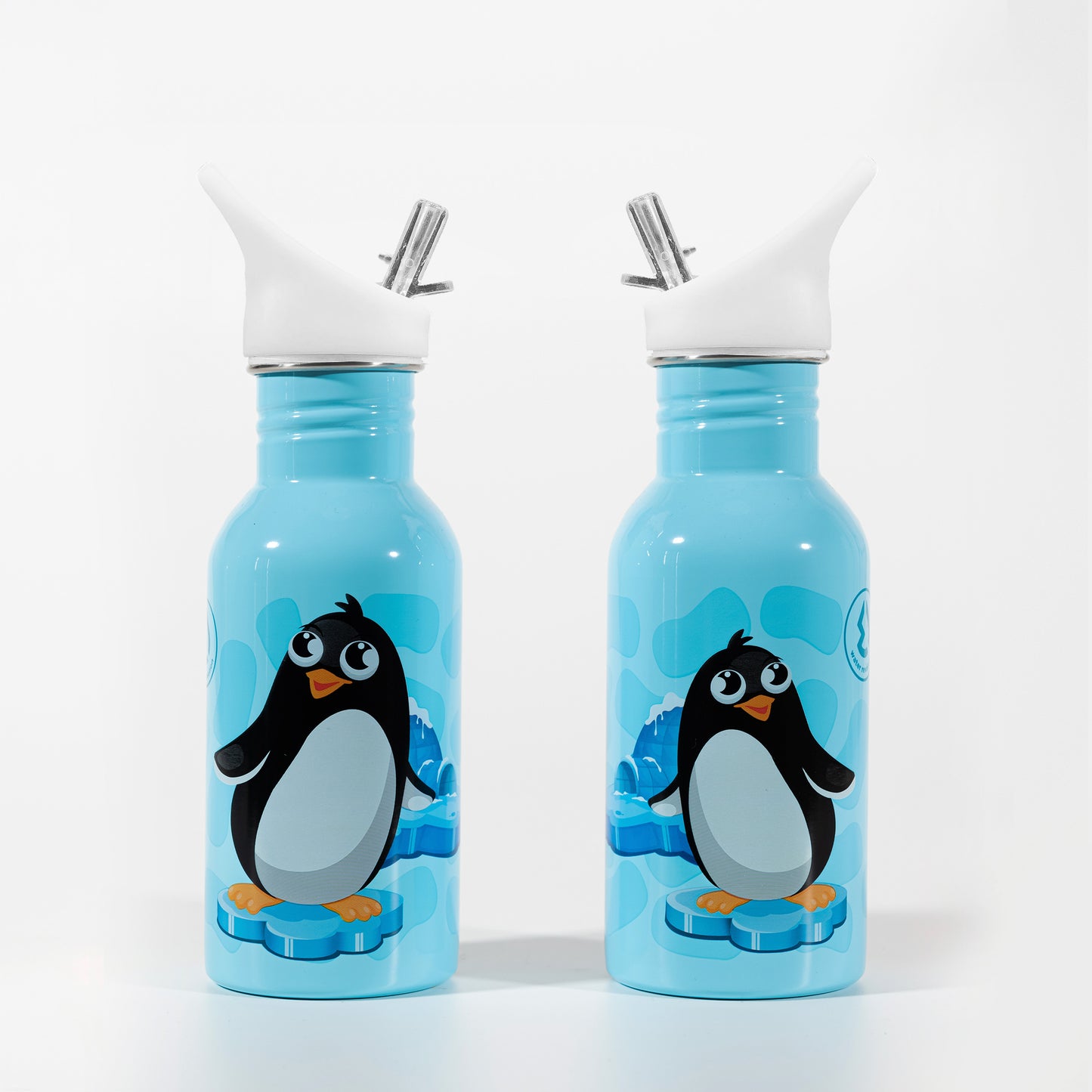 Botella infantil de acero inoxidable azul con dibujo de pingüino y tapa en blanco. LLevar & LLevar.