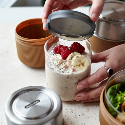 Fiambrera de vidrio con envase de acero y fibra de madera 450ml yogur con semillas chía, fresa y plátano