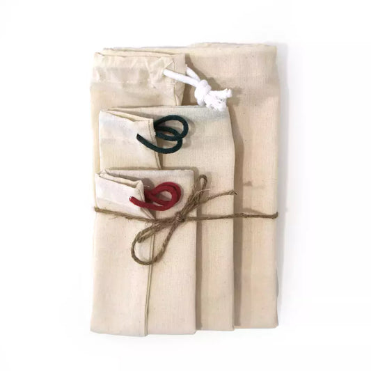 3 Bolsas de algodón 100% para compra a granel, en 3 tamaños, con cordón en blanco, verde y rojo, dobladas y atadas con una cuerda de yute natural - LLevar & LLevar