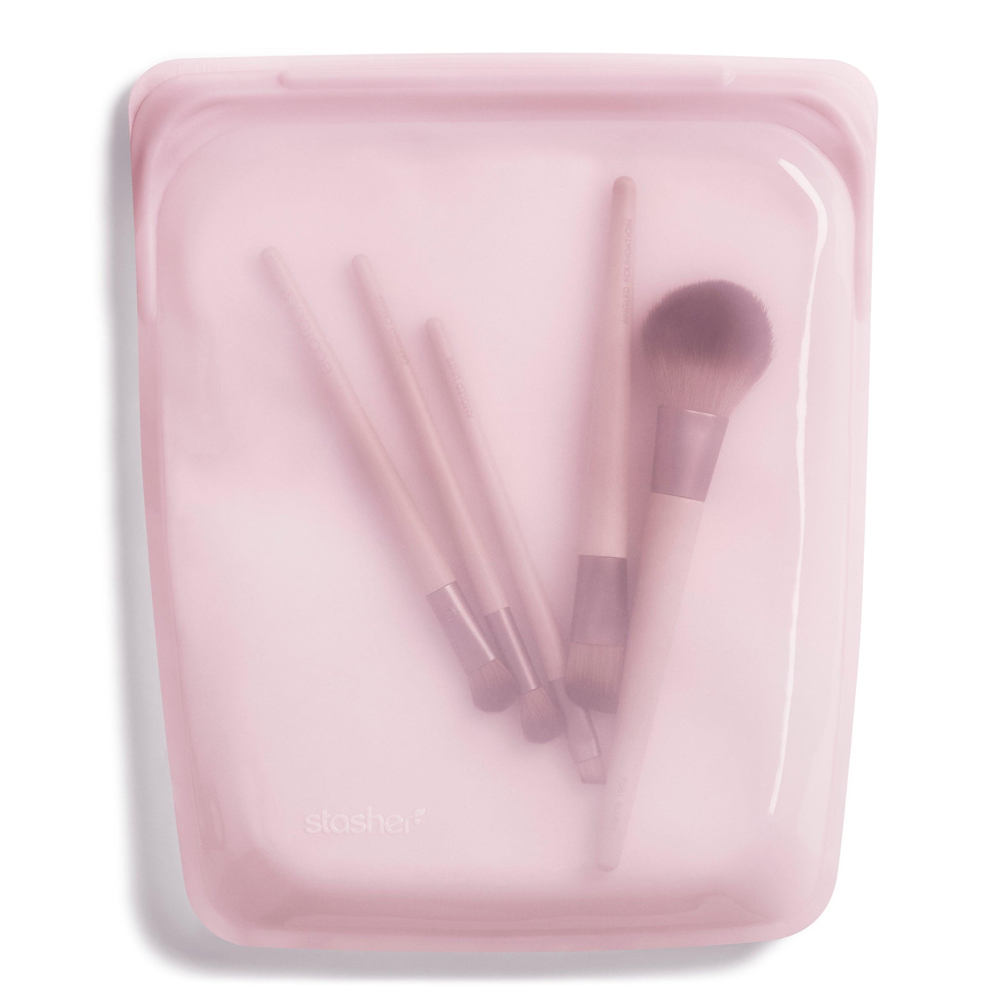 Bolsa de silicona platino grande rectangular rosa con brochas de maquillaje en su interior de Stasher - LLevar & LLevar