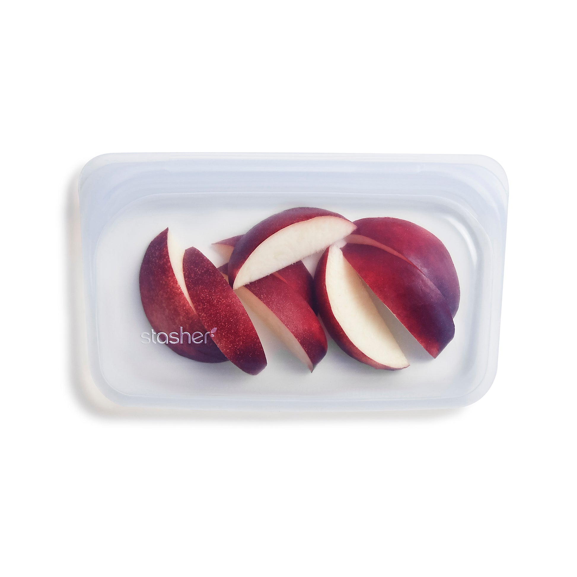 Bolsa de silicona platino pequeña rectangular transparente llena de trozos de manzana de Stasher - LLevar & LLevar