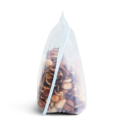 Bolsa de silicona platino mediana con base transparente llena de frutos secos de Stasher - LLevar & LLevar