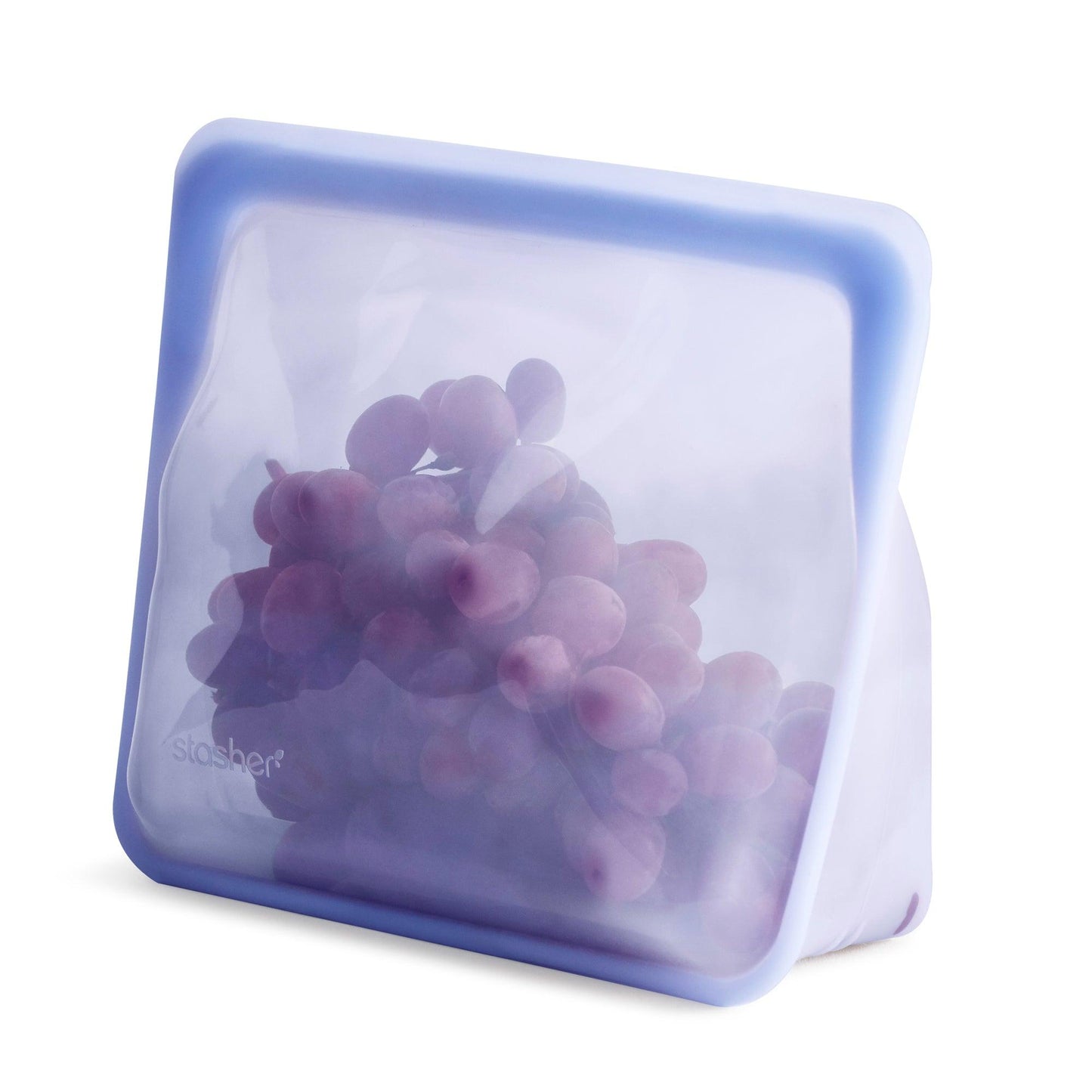 Bolsa de silicona platino mediana con base violeta llena de uvas de Stasher - LLevar & LLevar
