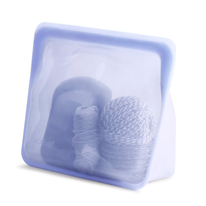 Bolsa de silicona platino mediana con base violeta con útiles de punto en su interior de Stasher - LLevar & LLevar