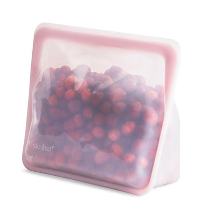 Bolsa de silicona platino mediana con base rosa llena de arándanos de Stasher - LLevar & LLevar
